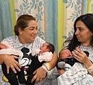 מזל טוב כפול: שתי אחיות ילדו בהפרש של יום באותו חדר לידה