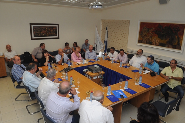 ד''ר חזי לוי מרצה בפני האורחים הנכבדים