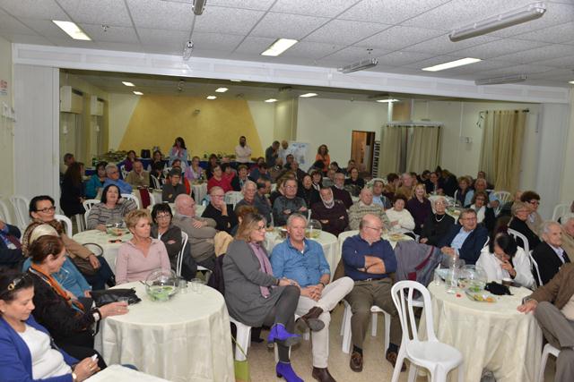 ותיקי וסגל המרכז באו להשתתתף בחגיגת יום ההולדת