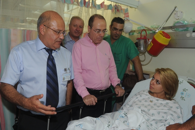 השר סילבן שלום מבקר את הפצועה מהפיגוע